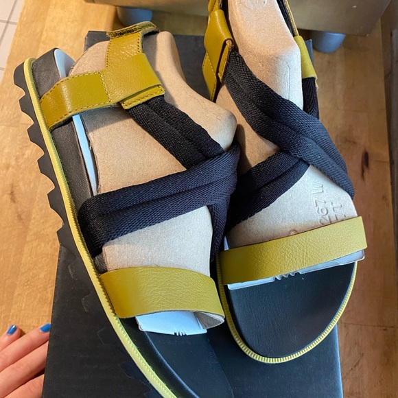 SOREL women’s Roaming Decon sandals in dioxide gold NWB - Picture 2 of 16